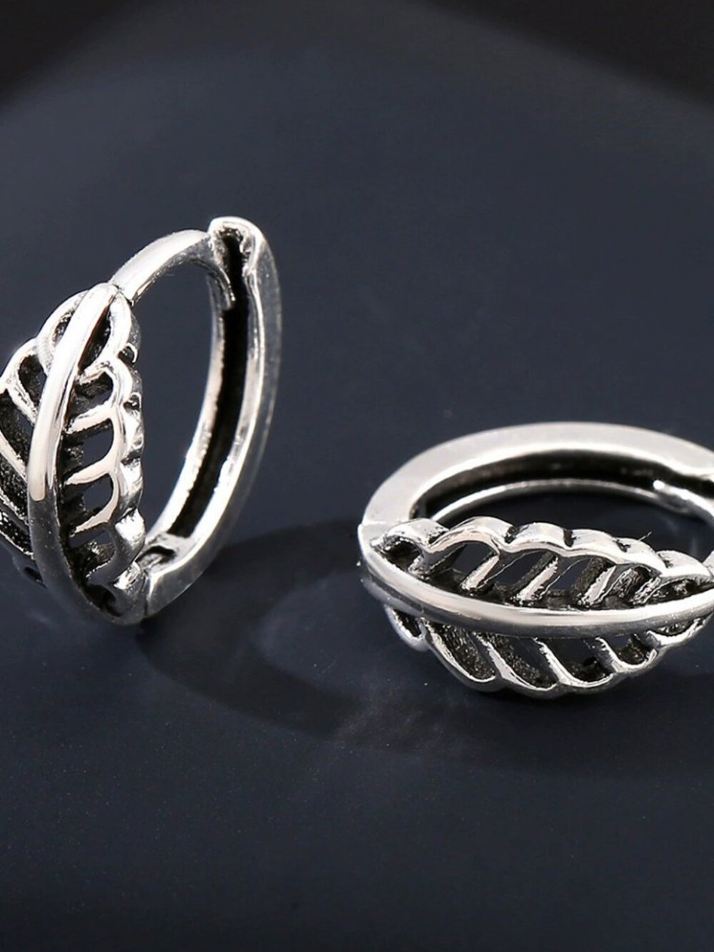 🌿 Vintage Distressed Leaf Earrings